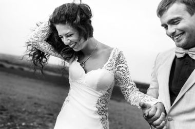 Muhteşem gülümseyen esmer holding adam siyah beyaz resmi