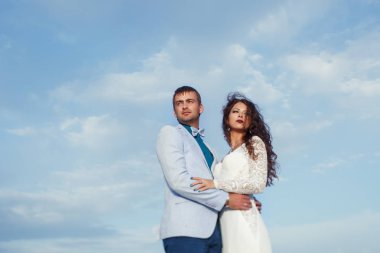 Mavi gökyüzünün altında ölümcül çift ayakta yukarıdan bakmak