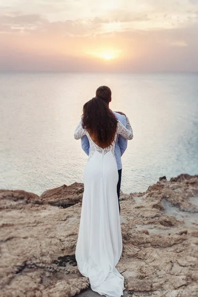 Akşam güneşi bir adam arkadan th tarafından sarılma Bayan üzerinde parlar — Stok fotoğraf