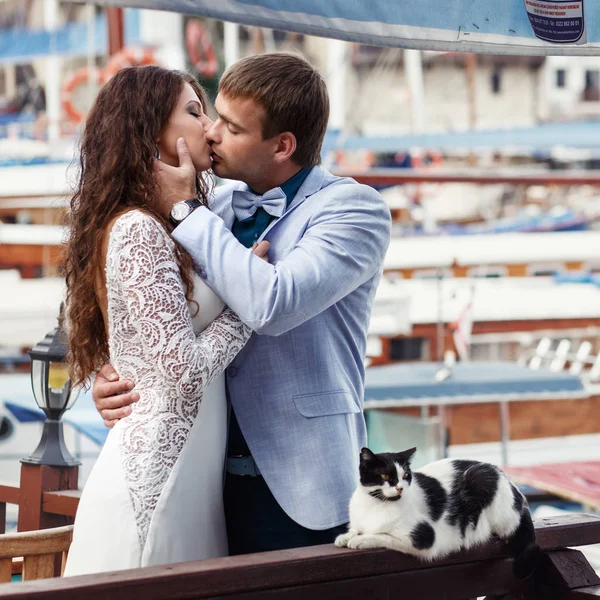 Homem de terno azul beija uma mulher linda com paixão, enquanto stan — Fotografia de Stock