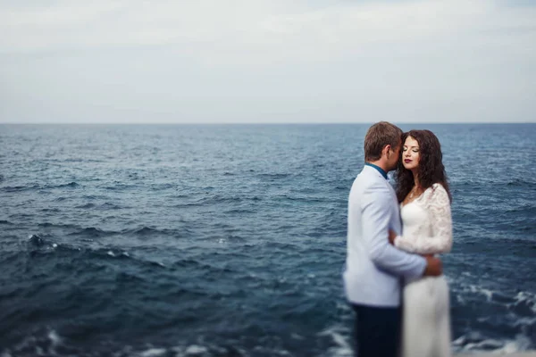 平和の瞬間を楽しんで海でカップルが穏やかな立っています。 — ストック写真