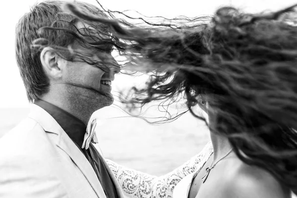 Brudgummen sniles stående framför en brud som skakar hennes hår — Stockfoto