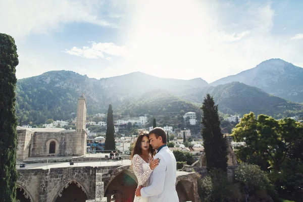 Hochzeitspaar genießt die Muße vor dem Altar — Stockfoto