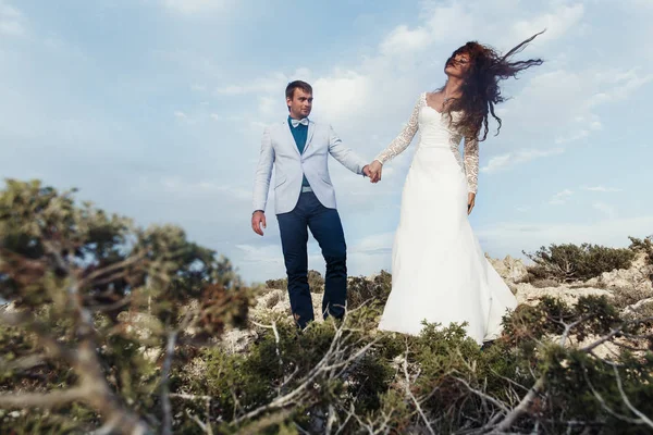 L'uomo ammira una donna mentre scuote i capelli al vento — Foto Stock