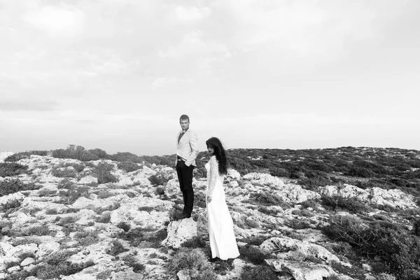 Photo en noir et blanc d'un couple debout sous la deser chaude — Photo