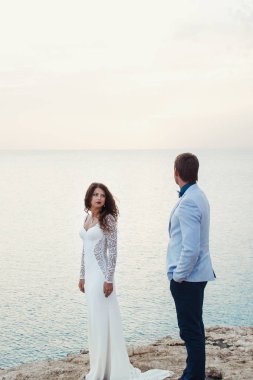 O izlerken bir gece elbisesi içinde kıvırcık kadın erkeğini görünüyor