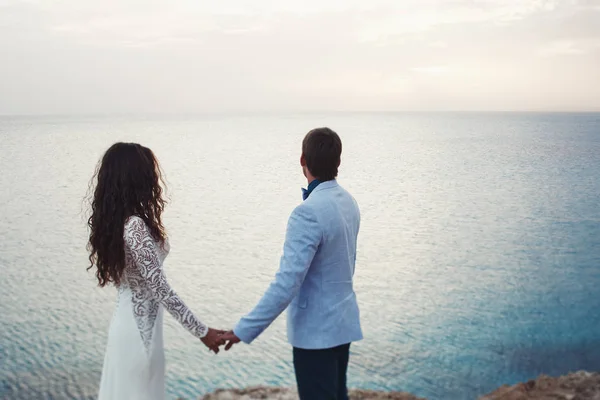 繊細な海の波の時計結婚式のカップル — ストック写真