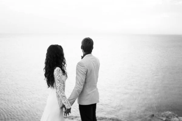 Foto em preto e branco de um casal admirando o mar — Fotografia de Stock