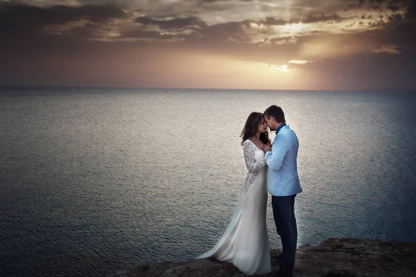 Bela imagem de um casal em pé sobre a rocha sobre o mar — Fotografia de Stock