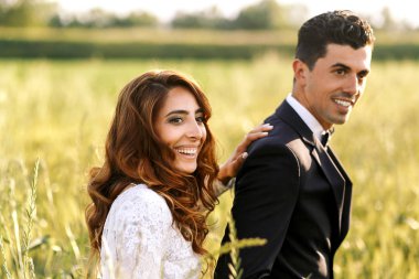 Gelin th yürürken damadın omzuna elini yatıyor.