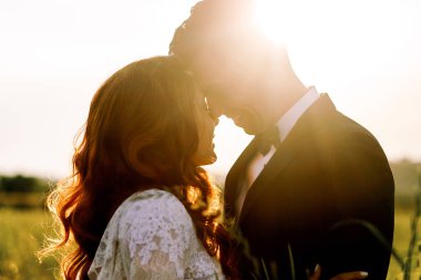 Akşam güneşi yeni evliler siluetleri gizler 