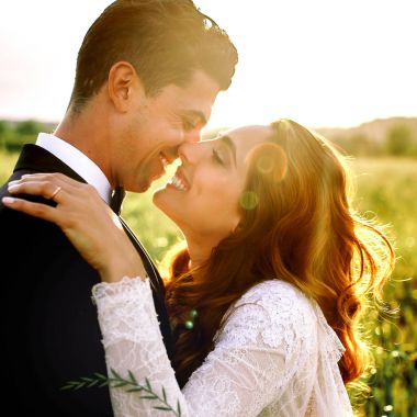 Sahada öpüşürler yeni evliler yüzler günbatımı ışıklar cover