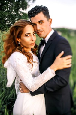 Gelinin bukleler Rüzgar darbeler uzakta iken yüksek g damat hugs