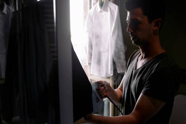 Esmer adam onun takım elbise bir odada hazır hale getirilir