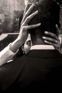 Derin parlak gözleri kadınla erkeğin omuz arkasından görünüyor 