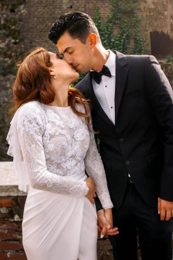 Gelin ve damat birbirlerine yüz için yağsız ayakta o ihale