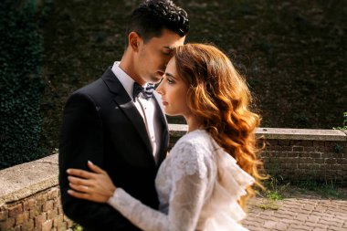 Hayalifener damat gelinin alnına gard ayakta için eğilir