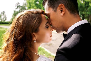 Onlar için her o yaslanmış hayal ederken yeni evliler Closeup yüzler