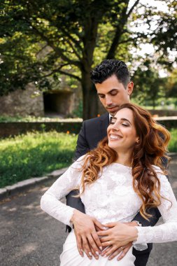 Ona eğilir ise damat gelinin karnına ellerini koyar