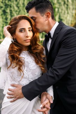 O giren muhteşem görünüyor iken damat gelinin saç kokuyor