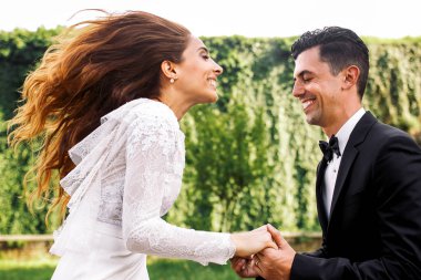 Mutlu gelin saçları sallayarak bir damat önce atlar