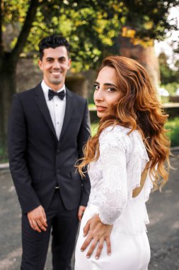 Çarpıcı gelin damat önce onu omuz ayakta üzerinde görünüyor