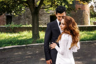 O bir damat hugs ise gelinin profil resmini