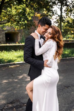 Gelin sicim bacağını damadın bir parkta poz süre bitti