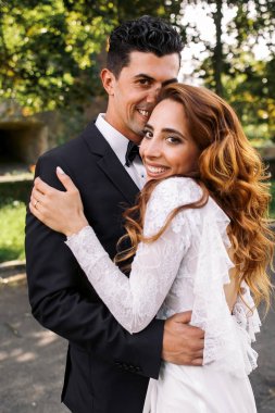 Utangaç sarılma damat gelin uzun dalgalar çarpıcı görünüyor