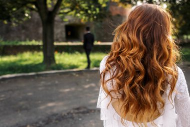 Uzun wav ile kaplı ihale kadın omuz arkadan bakmak