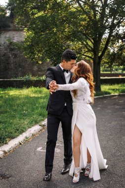 Gelin ve damat yeşil park yolundaki tango dans