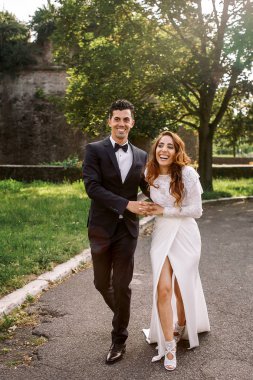 Parkta bir damat tango dans ederken gelin gülümsüyor