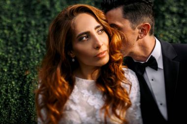 O inci sahiptir süre altın gelinin bukleler yüzüne damat gizler