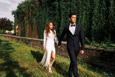 Geri olmadığım ışınları içinde yürürken gelin damat'ın görünüyor