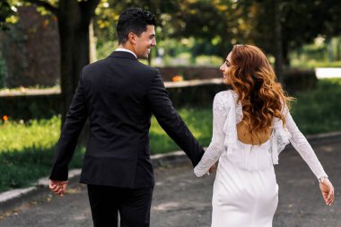 Arkadan onların el t tutan İtalyan düğün çifte bakın