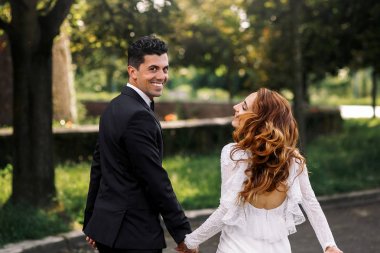 Zekâ yürürken omzunun üzerinden yakışıklı İtalyan damat görünüyor