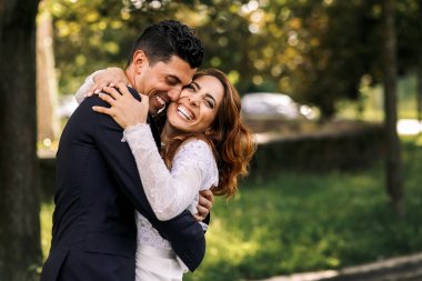 Gelin ve damat birbirine sıkıca sarılmak nieumiem gülüyor