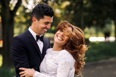 Esmer damat güzel gelin saçları sallar hayran