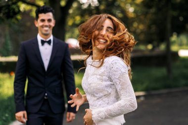 Önce saçını aktif karıştırma bir damat gelin dansları gülümseyen