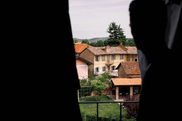 Silhouette eines Mannes mit Blick auf die roten Backsteinhäuser — Stockfoto