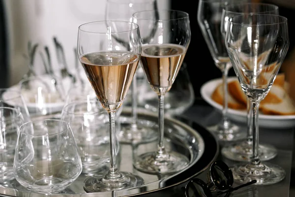 Флейты с шампанским стоят на серебряном подносе — стоковое фото