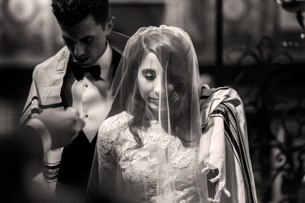 Żydowski ślub. Czarno-białe zdjęcie pary młodej, obejmujące z h — Zdjęcie stockowe