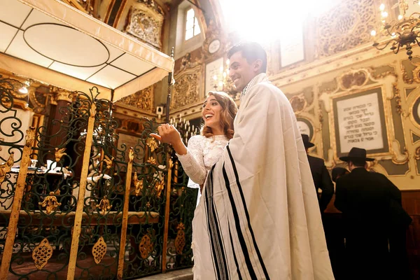 Boda judía. Hermosa feliz recién casados se ríen durante la ceremonia — Foto de Stock