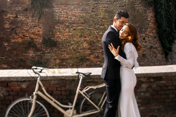 Hermosa pareja de boda disfruta del momento de paz de pie en t — Foto de Stock