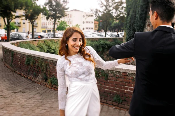 Altın rengi dans etmek damat ile gelin gülümseyen — Stok fotoğraf