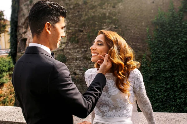 İhale yüzüne vuruş yaparken bir damat gelin esirgemezdin — Stok fotoğraf