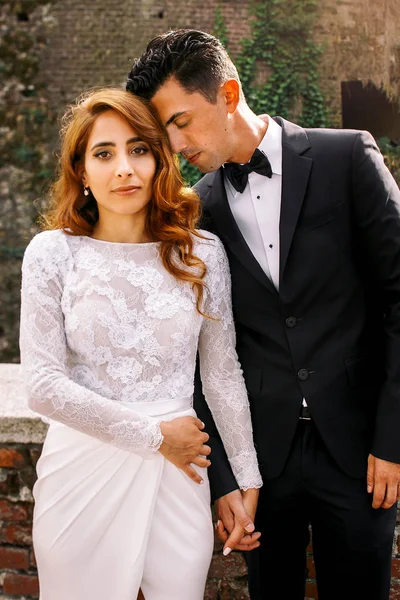 Güzel gelin damat kafasına eğilir iken ciddi duruyor