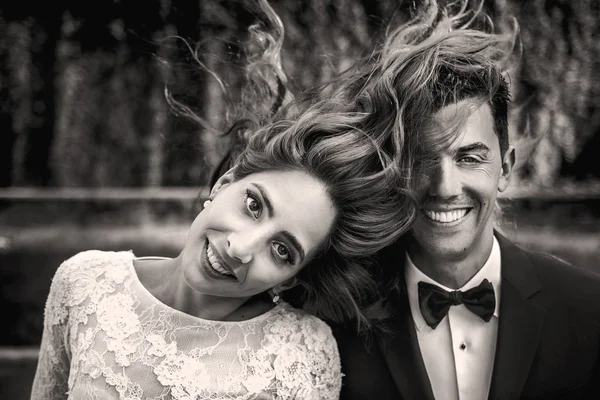 Bella sposa getta i capelli sopra un bello sposo — Foto Stock