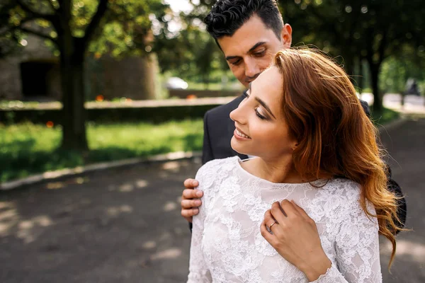 Bruden sluter ögonen känsla vid beröring av stilig brudgummen — Stockfoto