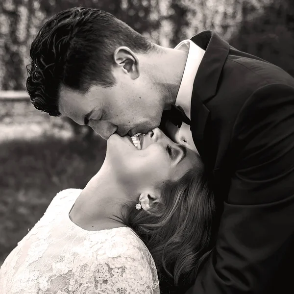 Bride stands before a groom and throws her head on his chest — Stock Photo, Image